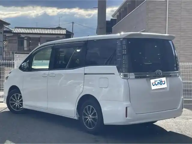 トヨタ ヴォクシー X 大阪府 2014(平26)年 10.7万km ホワイトパールクリスタルシャイン (株)IDOMが運営する【じしゃロン堺店】の自社ローン専用車両になります。/こちらは現金またはオートローンご利用時の価格です。自社ローンご希望の方は別途その旨お申付け下さい