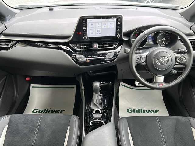 トヨタ Ｃ－ＨＲ S GRスポーツ 神奈川県 2022(令4)年 2.8万km プラチナホワイトパールマイカ ワンオーナー/8インチ純正ディスプレイオーディオ/ナビ/Bluetooth/パノラマミックビューモニター/トヨタセーフティセンス/プリクラッシュセーフティ/レーンキープアシスト/レーダークルーズコントロール/ブラインドスポットモニター/前後ドライブレコーダー/革巻きステアリング/ステアリングスイッチ/ハーフレザーシート/シートヒーター(運転席/助手席)/プッシュスタート/スマートキー/LEDヘッドライト/オートライト/フォグライト/オートハイビーム/電動格納ミラー/純正フロアマット/新車時保証書/取扱説明書