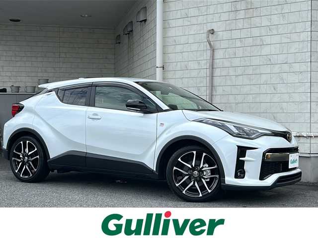 トヨタ Ｃ－ＨＲ S GRスポーツ 神奈川県 2022(令4)年 2.8万km プラチナホワイトパールマイカ ワンオーナー/8インチ純正ディスプレイオーディオ/ナビ/Bluetooth/パノラマミックビューモニター/トヨタセーフティセンス/プリクラッシュセーフティ/レーンキープアシスト/レーダークルーズコントロール/ブラインドスポットモニター/前後ドライブレコーダー/革巻きステアリング/ステアリングスイッチ/ハーフレザーシート/シートヒーター(運転席/助手席)/プッシュスタート/スマートキー/LEDヘッドライト/オートライト/フォグライト/オートハイビーム/電動格納ミラー/純正フロアマット/新車時保証書/取扱説明書