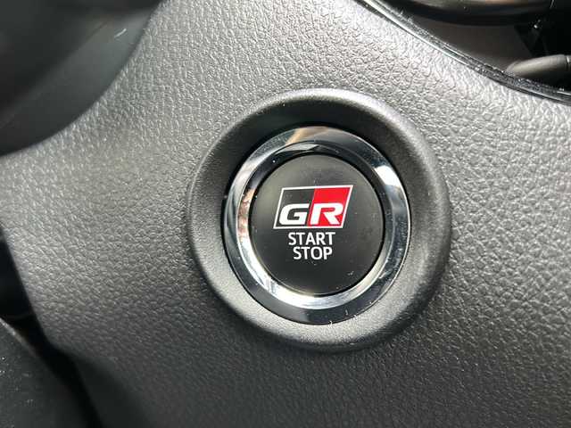 トヨタ Ｃ－ＨＲ S GRスポーツ 神奈川県 2022(令4)年 2.8万km プラチナホワイトパールマイカ ワンオーナー/8インチ純正ディスプレイオーディオ/ナビ/Bluetooth/パノラマミックビューモニター/トヨタセーフティセンス/プリクラッシュセーフティ/レーンキープアシスト/レーダークルーズコントロール/ブラインドスポットモニター/前後ドライブレコーダー/革巻きステアリング/ステアリングスイッチ/ハーフレザーシート/シートヒーター(運転席/助手席)/プッシュスタート/スマートキー/LEDヘッドライト/オートライト/フォグライト/オートハイビーム/電動格納ミラー/純正フロアマット/新車時保証書/取扱説明書