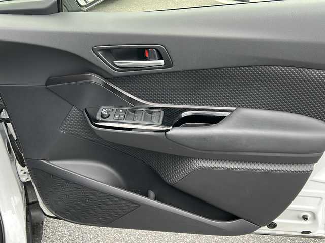 トヨタ Ｃ－ＨＲ S GRスポーツ 神奈川県 2022(令4)年 2.8万km プラチナホワイトパールマイカ ワンオーナー/8インチ純正ディスプレイオーディオ/ナビ/Bluetooth/パノラマミックビューモニター/トヨタセーフティセンス/プリクラッシュセーフティ/レーンキープアシスト/レーダークルーズコントロール/ブラインドスポットモニター/前後ドライブレコーダー/革巻きステアリング/ステアリングスイッチ/ハーフレザーシート/シートヒーター(運転席/助手席)/プッシュスタート/スマートキー/LEDヘッドライト/オートライト/フォグライト/オートハイビーム/電動格納ミラー/純正フロアマット/新車時保証書/取扱説明書