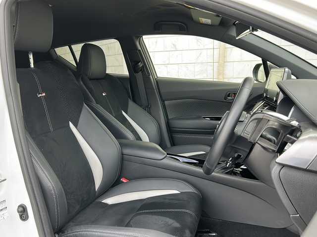 トヨタ Ｃ－ＨＲ S GRスポーツ 神奈川県 2022(令4)年 2.8万km プラチナホワイトパールマイカ ワンオーナー/8インチ純正ディスプレイオーディオ/ナビ/Bluetooth/パノラマミックビューモニター/トヨタセーフティセンス/プリクラッシュセーフティ/レーンキープアシスト/レーダークルーズコントロール/ブラインドスポットモニター/前後ドライブレコーダー/革巻きステアリング/ステアリングスイッチ/ハーフレザーシート/シートヒーター(運転席/助手席)/プッシュスタート/スマートキー/LEDヘッドライト/オートライト/フォグライト/オートハイビーム/電動格納ミラー/純正フロアマット/新車時保証書/取扱説明書