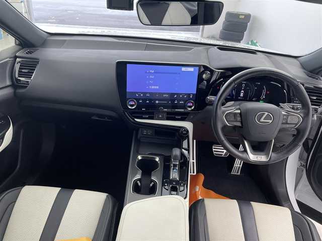 レクサス ＮＸ 350h Fスポーツ 愛知県 2022(令4)年 1.9万km ホワイトノーヴァガラスフレーク サンルーフ/純正ナビ/ヘッドアップディスプレイ/パドルシフト/純正ナビ/全方位カメラ/4WD/ブラインドスポットモニター/ACC/電動リアゲード/パワーシート/シートヒーター全席/シートクーラー/ステアリングヒーター/パドルシフト/後退時連動式ドアミラー/純正LEDライト/純正フロアマット/ETC2.0/ドライブレコーダー/純正AW/コーナーセンサー/レーンキープ/オートライト/オートマチックハイビーム/コーナーセンサー