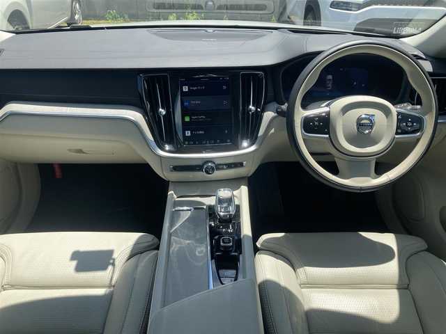 ボルボ ボルボ Ｖ６０ アルティメット B4 ダークED 熊本県 2023(令5)年 1.3万km パール ・スマートキー/・プッシュスタート/・PilotAssist/・レーンキープエイド/・ロードサインインドメーション/・前車発進通知/・ハイビームアシスト/・クルーズコントロール(追従式)/・グレー革シート/・前席パワーシート/・前席エアシート /・全席シートヒーター /・ハンドルヒーター /・純正googleナビ/　【Bluetooth・USB・AppleCarPlay・AndroidAuto】/・harman/kardonサウンドシステム/・全方位カメラ/・ETC/・ドライブレコーダー(前後録画)/・ワイヤレス充電/・パワーバックドア/・LEDヘッドランプ/・LEDフォグランプ/・純正マット