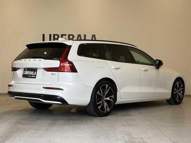 ボルボ ボルボ Ｖ６０ アルティメット B4 ダークED 熊本県 2023(令5)年 1.3万km パール ・スマートキー/・プッシュスタート/・PilotAssist/・レーンキープエイド/・ロードサインインドメーション/・前車発進通知/・ハイビームアシスト/・クルーズコントロール(追従式)/・グレー革シート/・前席パワーシート/・前席エアシート /・全席シートヒーター /・ハンドルヒーター /・純正googleナビ/　【Bluetooth・USB・AppleCarPlay・AndroidAuto】/・harman/kardonサウンドシステム/・全方位カメラ/・ETC/・ドライブレコーダー(前後録画)/・ワイヤレス充電/・パワーバックドア/・LEDヘッドランプ/・LEDフォグランプ/・純正マット
