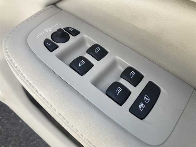 ボルボ ボルボ Ｖ６０ アルティメット B4 ダークED 熊本県 2023(令5)年 1.3万km パール ・スマートキー/・プッシュスタート/・PilotAssist/・レーンキープエイド/・ロードサインインドメーション/・前車発進通知/・ハイビームアシスト/・クルーズコントロール(追従式)/・グレー革シート/・前席パワーシート/・前席エアシート /・全席シートヒーター /・ハンドルヒーター /・純正googleナビ/　【Bluetooth・USB・AppleCarPlay・AndroidAuto】/・harman/kardonサウンドシステム/・全方位カメラ/・ETC/・ドライブレコーダー(前後録画)/・ワイヤレス充電/・パワーバックドア/・LEDヘッドランプ/・LEDフォグランプ/・純正マット