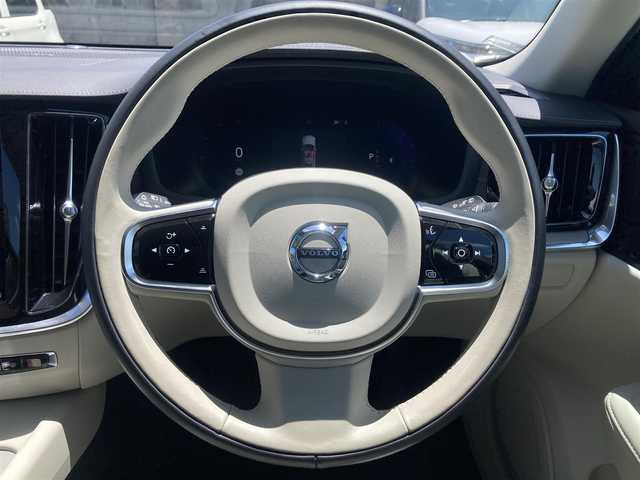 ボルボ ボルボ Ｖ６０ アルティメット B4 ダークED 熊本県 2023(令5)年 1.3万km パール ・スマートキー/・プッシュスタート/・PilotAssist/・レーンキープエイド/・ロードサインインドメーション/・前車発進通知/・ハイビームアシスト/・クルーズコントロール(追従式)/・グレー革シート/・前席パワーシート/・前席エアシート /・全席シートヒーター /・ハンドルヒーター /・純正googleナビ/　【Bluetooth・USB・AppleCarPlay・AndroidAuto】/・harman/kardonサウンドシステム/・全方位カメラ/・ETC/・ドライブレコーダー(前後録画)/・ワイヤレス充電/・パワーバックドア/・LEDヘッドランプ/・LEDフォグランプ/・純正マット