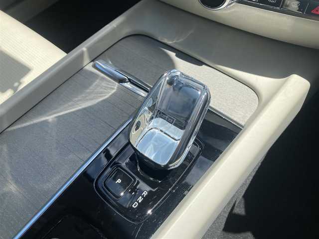 ボルボ ボルボ Ｖ６０ アルティメット B4 ダークED 熊本県 2023(令5)年 1.3万km パール ・スマートキー/・プッシュスタート/・PilotAssist/・レーンキープエイド/・ロードサインインドメーション/・前車発進通知/・ハイビームアシスト/・クルーズコントロール(追従式)/・グレー革シート/・前席パワーシート/・前席エアシート /・全席シートヒーター /・ハンドルヒーター /・純正googleナビ/　【Bluetooth・USB・AppleCarPlay・AndroidAuto】/・harman/kardonサウンドシステム/・全方位カメラ/・ETC/・ドライブレコーダー(前後録画)/・ワイヤレス充電/・パワーバックドア/・LEDヘッドランプ/・LEDフォグランプ/・純正マット