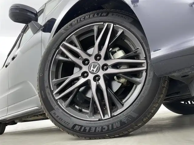 ホンダ オデッセイ ハイブリッド e:HEVアブソルート EX 群馬県 2021(令3)年 4.4万km プレミアムヴィーナスブラックP 純正フリップダウンモニター/純正10インチSDナビ/（フルセグTV/BT/CD/DVD/SD/HDMI）/ナビ装着用スペシャルパッケージ＋ETC2.0車載器/マルチビューカメラシステム/Hondaスマートパーキングアシスト/ブラインドスポットインフォメーション/ハンズフリーアクセスパワーテールゲート/前席シートヒーター/前席パワーシート＋運転席大型アームレスト/AC電源1500W/2列目プレミアムクレードルシート/ホンダセンシング/・衝突軽減ブレーキ（CMBS）/・前後方誤発進抑制機能/・路外逸脱抑制機能/・アダプティブクルーズコントロール/・車線維持支援システム/・先行車発進お知らせ/・機能標識認識機能