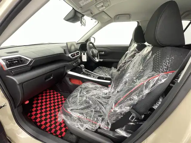 トヨタ ライズ Z 熊本県 2024(令6)年 0.2万km ナチュラルベージュマイカM 純正9インチディスプレイオーディオ（ＡｐｐｌＣａｒＰｌａｙ・ＡｎｄｒｏｉｄＡｕｔｏ・ＢＴ・フルセグ）/バックカメラ　/スマートアシスト/・レーダークルーズコントロール/・衝突回避支援ブレーキ/・衝突警報機能/・車線逸脱抑制機能/・車線逸脱警報/・誤発進制御機能/・先行車発進お知らせ機能/・標識認識システム/横滑り防止/アイドリングストップ/前席シートヒーター　/前後クリアランスソナー　/オートブレーキホールド/社外フロアマット/純正１７インチAW/オートライト/LEDヘッドライト/スマートキー/プッシュスタート