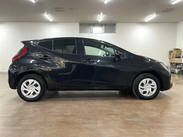 トヨタ アクア G 道央・札幌 2024(令6)年 2.5万km ブラックマイカ 4WD/寒冷地仕様/純正ナビ(Bluetooth/Miracast/USB)/バックカメラ/セーフティセンス/・衝突軽減ブレーキ/・レーンキープアシスト/・横滑り防止/レーダークルーズコントロール/前後コーナーセンサー/ミラーヒーター/スマートキー×2/ステアリングスイッチ/ETC/LEDヘッドライト/オートハイビーム/純正ルームミラー型ドラレコ/前席USB充電ポート/AC100V電源/ワイパーデアイサー/保証書/取扱説明書