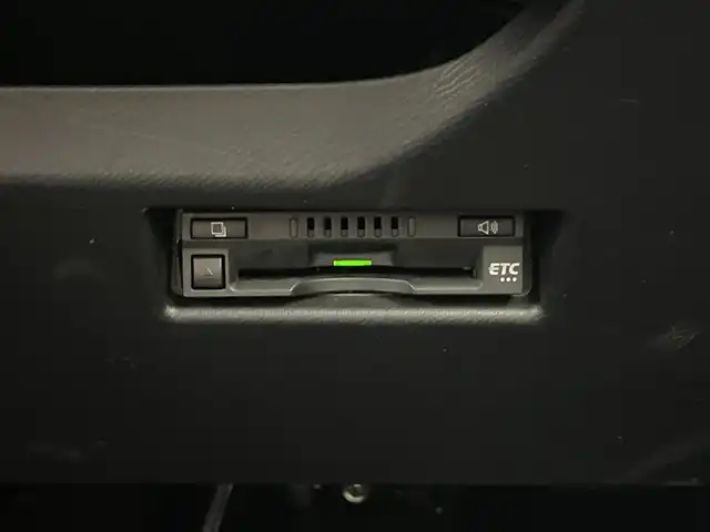 トヨタ アクア クロスオーバー 愛知県 2018(平30)年 6.9万km ブラックマイカ 純正７インチSDナビ/（Bluetooth/フルセグＴＶ/DVD/AM/FM)/バックカメラ/トヨタセーフティセンス/・プリクラッシュセーフティ/・レーンディパーチャーアラート/・オートマチックハイビーム/・先行車発進お知らせ機能/ドライブレコーダー/ETC/純正15インチアルミホイール/スペヤタイヤ/ステアリングスイッチ/ハーフレザーシート/リモコンキー/フロアマット