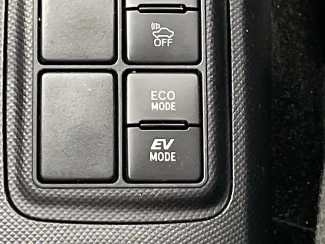 トヨタ アクア クロスオーバー 愛知県 2018(平30)年 6.9万km ブラックマイカ 純正７インチSDナビ/（Bluetooth/フルセグＴＶ/DVD/AM/FM)/バックカメラ/トヨタセーフティセンス/・プリクラッシュセーフティ/・レーンディパーチャーアラート/・オートマチックハイビーム/・先行車発進お知らせ機能/ドライブレコーダー/ETC/純正15インチアルミホイール/スペヤタイヤ/ステアリングスイッチ/ハーフレザーシート/リモコンキー/フロアマット