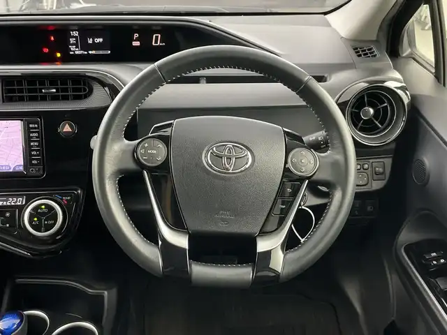 トヨタ アクア クロスオーバー 愛知県 2018(平30)年 6.9万km ブラックマイカ 純正７インチSDナビ/（Bluetooth/フルセグＴＶ/DVD/AM/FM)/バックカメラ/トヨタセーフティセンス/・プリクラッシュセーフティ/・レーンディパーチャーアラート/・オートマチックハイビーム/・先行車発進お知らせ機能/ドライブレコーダー/ETC/純正15インチアルミホイール/スペヤタイヤ/ステアリングスイッチ/ハーフレザーシート/リモコンキー/フロアマット