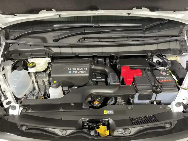 日産 セレナ e－パワー ハイウェイスター V 福岡県 2025(令7)年 0.1千km プリズムホワイト 登録済み未使用車/純正ナビ/フルセグ/全方位カメラ/両側パワースライド/BSM/ビルトインETC/横滑り防止装置/レーンアシスト/衝突軽減システム/追従型クルーズコントロール/デジタルインナーミラー/コーナーセンサー/フリップダウンモニター/LEDヘッドライト