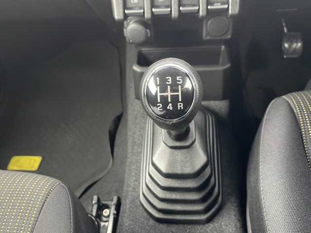 スズキ ジムニー シエラ JC 道北・旭川 2023(令5)年 1.8万km ジャングルグリーン /4WD//禁煙車//純正8型SDナビ//CD/DVD/SD/MSV/BT/USB/フルセグ//バックカメラ//スズキセーフティサポート//衝突軽減ブレーキ//レーンキープアシスト//アイドリングストップ//クルーズコントロール//シートヒーター//ミラーヒーター//ビルトインETC//前後ドライブレコーダー//オートハイビーム//オートライト//LEDヘッドライト//フォグライト//ヘッドライトウォッシャー//純正フロアマット//ドアバイザー