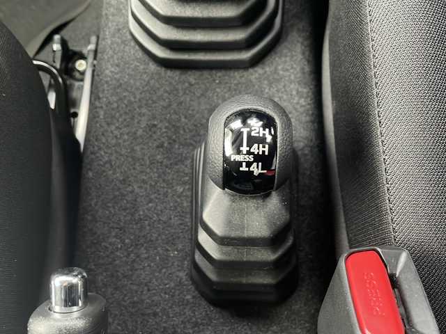 スズキ ジムニー シエラ JC 道北・旭川 2023(令5)年 1.8万km ジャングルグリーン /4WD//禁煙車//純正8型SDナビ//CD/DVD/SD/MSV/BT/USB/フルセグ//バックカメラ//スズキセーフティサポート//衝突軽減ブレーキ//レーンキープアシスト//アイドリングストップ//クルーズコントロール//シートヒーター//ミラーヒーター//ビルトインETC//前後ドライブレコーダー//オートハイビーム//オートライト//LEDヘッドライト//フォグライト//ヘッドライトウォッシャー//純正フロアマット//ドアバイザー