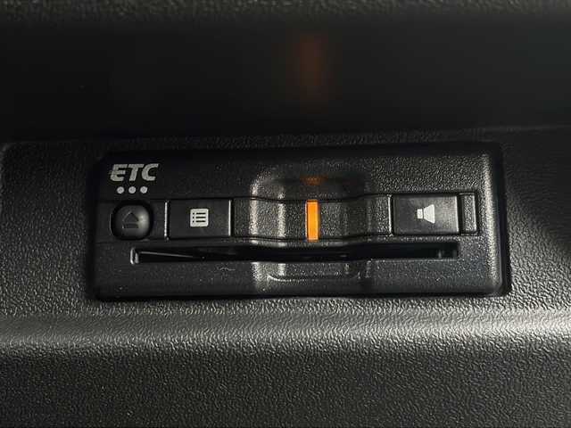 スズキ ジムニー シエラ JC 道北・旭川 2023(令5)年 1.8万km ジャングルグリーン /4WD//禁煙車//純正8型SDナビ//CD/DVD/SD/MSV/BT/USB/フルセグ//バックカメラ//スズキセーフティサポート//衝突軽減ブレーキ//レーンキープアシスト//アイドリングストップ//クルーズコントロール//シートヒーター//ミラーヒーター//ビルトインETC//前後ドライブレコーダー//オートハイビーム//オートライト//LEDヘッドライト//フォグライト//ヘッドライトウォッシャー//純正フロアマット//ドアバイザー