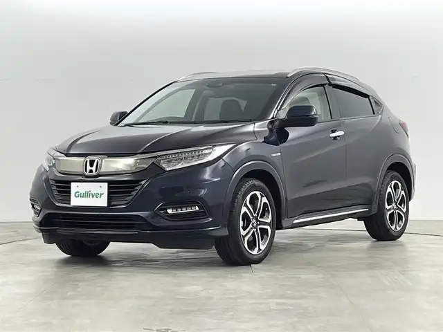 ホンダ ヴェゼル ハイブリッド Z ホンダセンシング 福島県 2018(平30)年 3.3万km ミッドナイトブルービームM ホンダセンシング/・衝突軽減ブレーキ /・誤発進抑制機能 /・歩行者事故低減ステアリング /・路外逸脱抑制機能 /・アダプティブ・クルーズ・コントロール/・車線維持支援システム/・先行車発進お知らせ機能 /・標識認識機能/純正ナビゲーション/・型式：VXM-197VFEi/・Bluetooth/TV/CD/DVD/AM・FM/・バックカメラ/・ETC/プッシュスタート/・スマートキー/・電子パーキング/・オートホールド/LEDライト/・オートライト/・フォグライト/革巻きステアリング/・ステアリングスイッチ/・パドルシフト/電動格納ウィンカーミラー/純正フロアマット/ドアバイザー