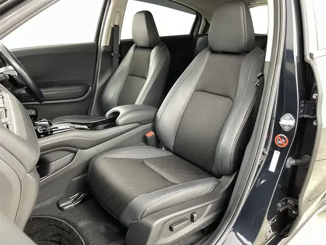 ホンダ ヴェゼル ハイブリッド Z ホンダセンシング 福島県 2018(平30)年 3.3万km ミッドナイトブルービームM ホンダセンシング/・衝突軽減ブレーキ /・誤発進抑制機能 /・歩行者事故低減ステアリング /・路外逸脱抑制機能 /・アダプティブ・クルーズ・コントロール/・車線維持支援システム/・先行車発進お知らせ機能 /・標識認識機能/純正ナビゲーション/・型式：VXM-197VFEi/・Bluetooth/TV/CD/DVD/AM・FM/・バックカメラ/・ETC/プッシュスタート/・スマートキー/・電子パーキング/・オートホールド/LEDライト/・オートライト/・フォグライト/革巻きステアリング/・ステアリングスイッチ/・パドルシフト/電動格納ウィンカーミラー/純正フロアマット/ドアバイザー