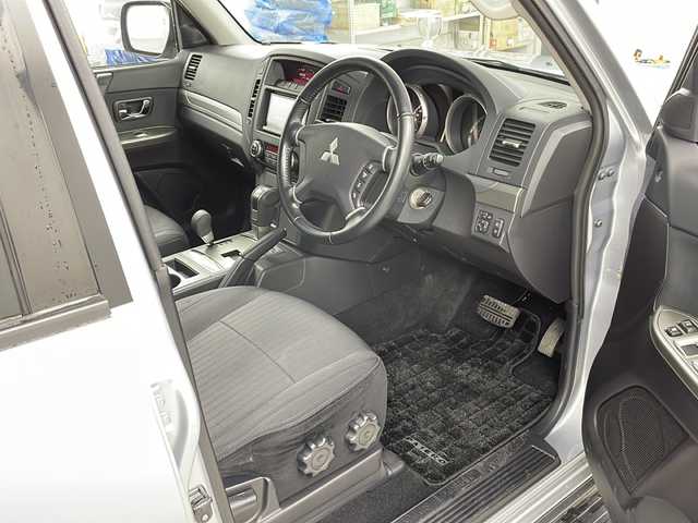 三菱 パジェロ ロング エクシード 道央・札幌 2011(平23)年 6.2万km クールシルバーメタリック ・４WD/・社外SDナビ（CN-R300D）/・CD/DVD/SD/・フルセグTV/・Bluetooth接続/・クルーズコントロール/・ETC/・オートHIDライト/・フォグランプ/・バックフォグ/・ドアバイザー/・積込純正AW付スタッドレスタイヤ