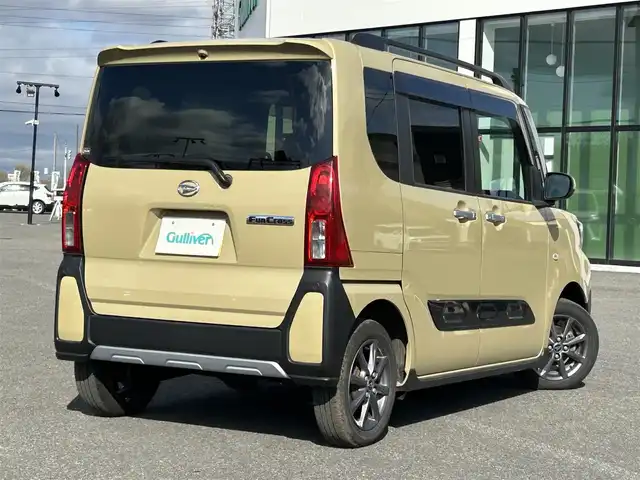 ダイハツ タント ファンクロス 道央・札幌 2023(令5)年 4.3万km サンドベージュメタリック ４WD/純正オーディオ/AM/FM/AUX/スマートアシスト/衝突被害軽減ブレーキ/横滑り防止装置/コーナーセンサー/アイドリングストップ/両側パワースライドドア/前席シートヒーター/電動パーキング/ブレーキホールド/ステアリングリモコン/プッシュスタート/スマートキー/LEDヘッドライト/オートライト/フォグランプ/電動格納ミラー/純正フロアマット/ドアバイザー/鉄チンホイール付冬タイヤ積込/155/65/R14/2021年/山5mm