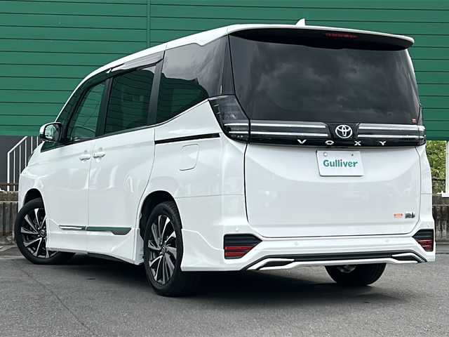 トヨタ ヴォクシー ハイブリッド S－Z 茨城県 2023(令5)年 1.6万km ホワイトパールクリスタルシャイン ワンオーナー/モデリスタフルエアロ/純正メモリナビ/AM/FM/CD/DVD/Bluetooth/USB/VIEW/フロント/サイド/リア/アラウンドビューモニター/バックカメラ/両側パワースライドドア/オートステップ/パワーバックドア/クルーズコントロール/ステアリングリモコン/オートホールド/D＆N席シートヒーター/オットマン/前後コーナーセンサー/横滑り防止機能/レーンキープアシスト/パーキングアシスト/ECOモード/EVモード/スポーツモード/アイドリングストップ/前後ドライブレコーダー/LEDオートライト/オートマチックハイビーム/フォグランプ/100V充電/ETC2.0/電動パーキング/純正17インチアルミホイール/リモコンキー/スペアキー/禁煙車/取扱説明書/保証書