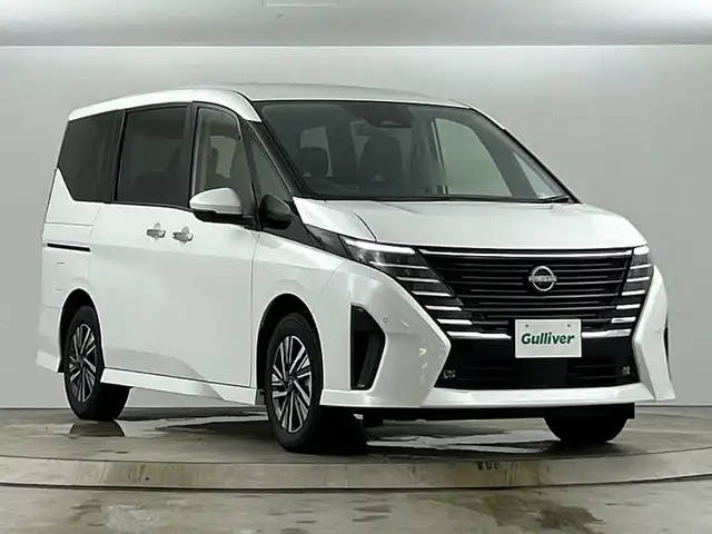 日産 セレナ e－パワー ハイウェイスター V 愛知県 2025(令7)年 0.1万km未満 プリズムホワイト ヘッドランプ オートレベライザー/+アダプティブLEDヘッドライトシステム+インテリジェント アラウンドビューモニター（移動物 検知機能付）/+インテリジェント ルームミラー+アドバンスドドライブアシストディスプレイ（12.3インチカラーディスプレイ）/+統合型インターフェースディスプレイ/+ワイヤレス充電器+6スピーカー/+NissanConnectナビゲーションシステム（地デジ内蔵）+車載通信ユニット（TCU［Telematics Control Unit］）+ETC2.0ユニット（ビルトインタイプ）/+ドライブレコーダー（前後セット）/+プロパイロット（ナビリンク機能付）/+プロパイロット緊急停止支援システム（SOSコール機能付）+SOSコール（488/400円）/後席専用モニターHDMI NissanConnectナビ付車用(125/400円)