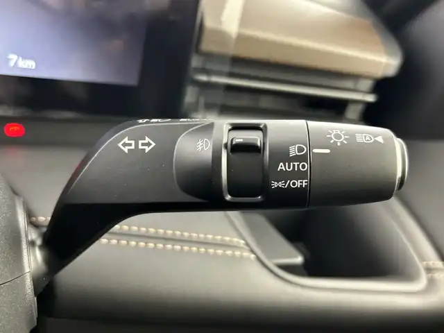 日産 セレナ e－パワー ハイウェイスター V 愛知県 2025(令7)年 0.1万km未満 プリズムホワイト ヘッドランプ オートレベライザー/+アダプティブLEDヘッドライトシステム+インテリジェント アラウンドビューモニター（移動物 検知機能付）/+インテリジェント ルームミラー+アドバンスドドライブアシストディスプレイ（12.3インチカラーディスプレイ）/+統合型インターフェースディスプレイ/+ワイヤレス充電器+6スピーカー/+NissanConnectナビゲーションシステム（地デジ内蔵）+車載通信ユニット（TCU［Telematics Control Unit］）+ETC2.0ユニット（ビルトインタイプ）/+ドライブレコーダー（前後セット）/+プロパイロット（ナビリンク機能付）/+プロパイロット緊急停止支援システム（SOSコール機能付）+SOSコール（488/400円）/後席専用モニターHDMI NissanConnectナビ付車用(125/400円)