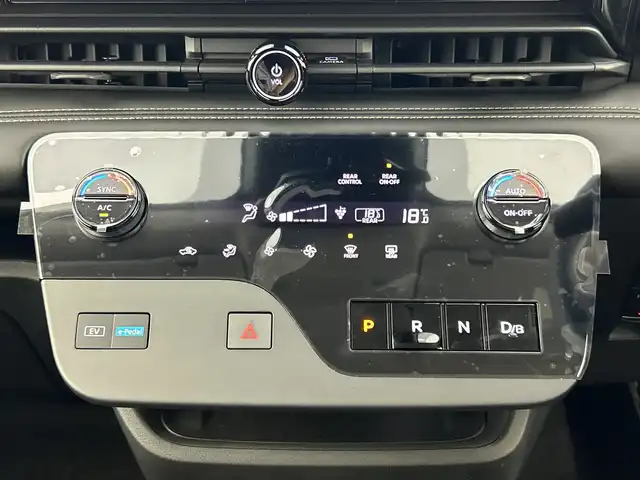 日産 セレナ e－パワー ハイウェイスター V 愛知県 2025(令7)年 0.1万km未満 プリズムホワイト ヘッドランプ オートレベライザー/+アダプティブLEDヘッドライトシステム+インテリジェント アラウンドビューモニター（移動物 検知機能付）/+インテリジェント ルームミラー+アドバンスドドライブアシストディスプレイ（12.3インチカラーディスプレイ）/+統合型インターフェースディスプレイ/+ワイヤレス充電器+6スピーカー/+NissanConnectナビゲーションシステム（地デジ内蔵）+車載通信ユニット（TCU［Telematics Control Unit］）+ETC2.0ユニット（ビルトインタイプ）/+ドライブレコーダー（前後セット）/+プロパイロット（ナビリンク機能付）/+プロパイロット緊急停止支援システム（SOSコール機能付）+SOSコール（488/400円）/後席専用モニターHDMI NissanConnectナビ付車用(125/400円)