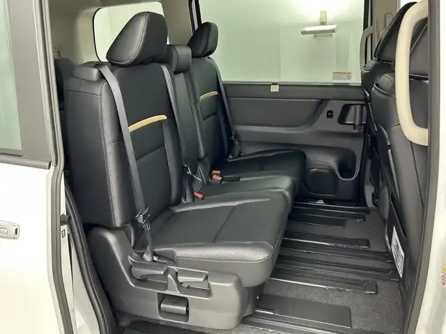 日産 セレナ e－パワー ハイウェイスター V 愛知県 2025(令7)年 0.1万km未満 プリズムホワイト ヘッドランプ オートレベライザー/+アダプティブLEDヘッドライトシステム+インテリジェント アラウンドビューモニター（移動物 検知機能付）/+インテリジェント ルームミラー+アドバンスドドライブアシストディスプレイ（12.3インチカラーディスプレイ）/+統合型インターフェースディスプレイ/+ワイヤレス充電器+6スピーカー/+NissanConnectナビゲーションシステム（地デジ内蔵）+車載通信ユニット（TCU［Telematics Control Unit］）+ETC2.0ユニット（ビルトインタイプ）/+ドライブレコーダー（前後セット）/+プロパイロット（ナビリンク機能付）/+プロパイロット緊急停止支援システム（SOSコール機能付）+SOSコール（488/400円）/後席専用モニターHDMI NissanConnectナビ付車用(125/400円)