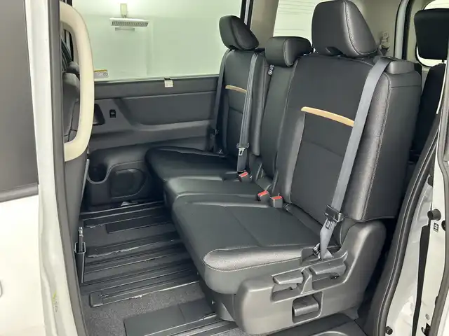日産 セレナ e－パワー ハイウェイスター V 愛知県 2025(令7)年 0.1万km未満 プリズムホワイト ヘッドランプ オートレベライザー/+アダプティブLEDヘッドライトシステム+インテリジェント アラウンドビューモニター（移動物 検知機能付）/+インテリジェント ルームミラー+アドバンスドドライブアシストディスプレイ（12.3インチカラーディスプレイ）/+統合型インターフェースディスプレイ/+ワイヤレス充電器+6スピーカー/+NissanConnectナビゲーションシステム（地デジ内蔵）+車載通信ユニット（TCU［Telematics Control Unit］）+ETC2.0ユニット（ビルトインタイプ）/+ドライブレコーダー（前後セット）/+プロパイロット（ナビリンク機能付）/+プロパイロット緊急停止支援システム（SOSコール機能付）+SOSコール（488/400円）/後席専用モニターHDMI NissanConnectナビ付車用(125/400円)