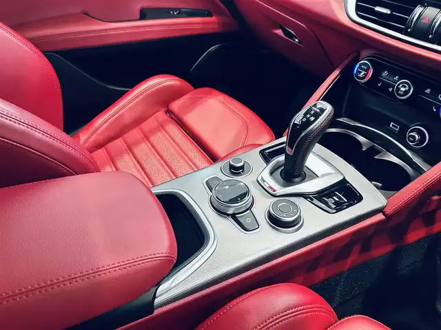 アルファロメオ ステルヴィオ 2.2ターボ ディーゼルQ4 ヴェローチェ 大阪府 2021(令3)年 1.5万km グレー ハーマンカードン/赤革/パワーシート/シートヒーター/Dシートメモリ/ステアリングヒーター/純正ナビ/TV/バックカメラ/ACC/ブラインドスポット/電動リアゲート/純正20インチAW/ワイヤレス充電/パドルシフト