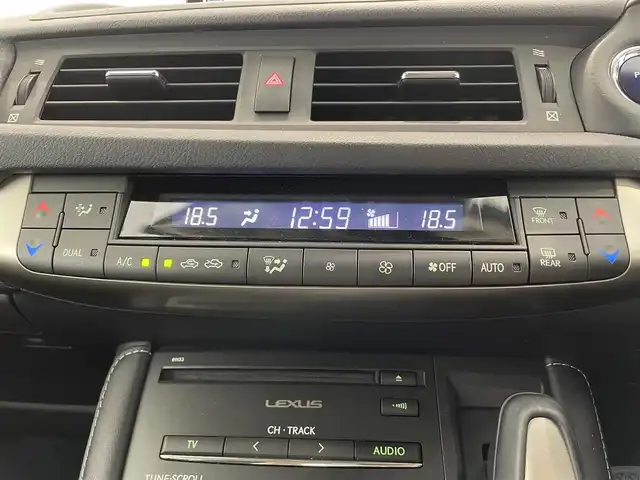 レクサス ＣＴ 200h バージョンC 熊本県 2022(令4)年 2.9万km グラファイトブラックガラスフレーク ・スマートキー/・プッシュスタート/・プリクラッシュセーフティ/・レーンデパーチャーアラート/・パーキングサポートアラート/・オートマティックハイビーム/・黒革シート/・前席パワーシート /・前席シートヒーター /・純正メモリナビ/　【BD・Bluetooth・USB・AUX・MSV】/・フルセグTV/・バックカメラ/・ETC2.0/・ドライブレコーダー(前後録画)/・LEDヘッドランプ/・LEDフォグランプ/・純正マット/・純正バイザー