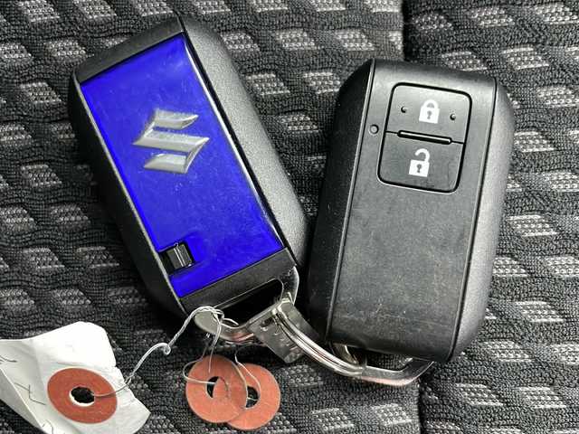 スズキ スイフト HYBRID RS 道央・札幌 2020(令2)年 4.6万km スピーディーブルーメタリック/ブラック2トーンルーフ ・４WD/・デュアルセンサーブレーキサポート/・純正ナビ（CN-RZ853）/・Bluetooth/CD/DVD/SD/フルセグTV/・アラウンドビューモニター/・パドルシフト/・シートヒーター運転席/助手席/・LEDヘッドライト/・オートライト/・オートマチックハイビーム/・スマートキー/・スペアキー1本/・レーダークルーズコントロール/・レーンキープアシスト/・衝突被害軽減ブレーキ/・横滑り防止装置/・盗難防止装置/・ブラインドスポットモニター/・ETC/・アイドリングストップ/・積込スタッドレス社外AW付