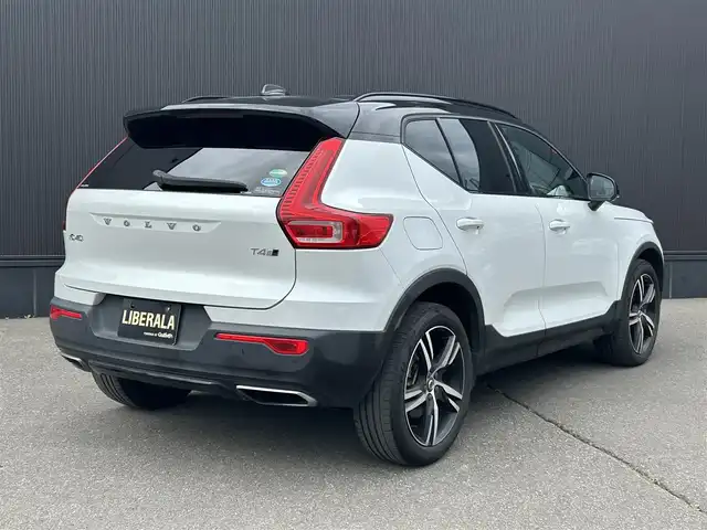 ボルボ ＸＣ４０ T4 AWD Rデザイン 道東・釧路十勝 2020(令2)年 6.3万km クリスタルホワイトP/ブラック アダプティブクルーズコントロール/レーンキーピングエイド/サンルーフ/純正HDDナビ/TV/BT/USB/ハーフレザー/シートヒーター/メモリ付きパワーシート/パワーバックドア/フットトランクオープナー/フロント/バックカメラ/harman/kardon/革巻ステアリング/ヒーター/リモコン/純正ドライブレコーダー(前後)/純正19インチAW/ETC/LEDヘッドライト/オートライト/フロント/リアフォグライト