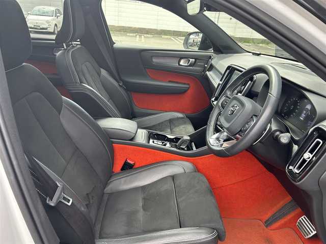 ボルボ ＸＣ４０ T4 AWD Rデザイン 道東・釧路十勝 2020(令2)年 6.3万km クリスタルホワイトP/ブラック アダプティブクルーズコントロール/レーンキーピングエイド/サンルーフ/純正HDDナビ/TV/BT/USB/ハーフレザー/シートヒーター/メモリ付きパワーシート/パワーバックドア/フットトランクオープナー/フロント/バックカメラ/harman/kardon/革巻ステアリング/ヒーター/リモコン/純正ドライブレコーダー(前後)/純正19インチAW/ETC/LEDヘッドライト/オートライト/フロント/リアフォグライト