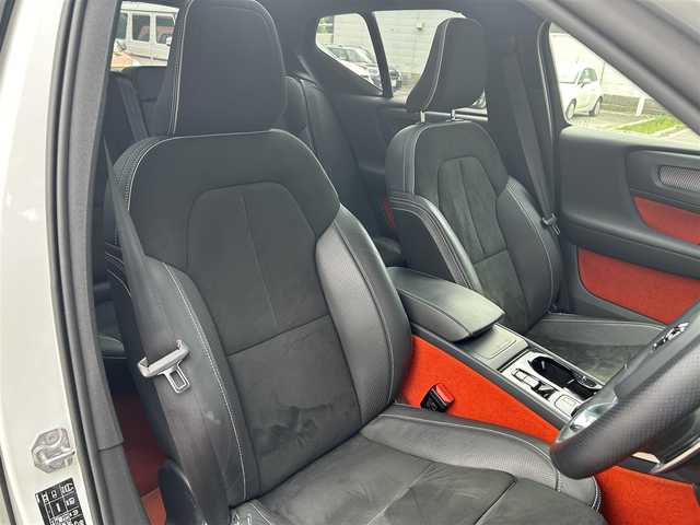 ボルボ ＸＣ４０ T4 AWD Rデザイン 道東・釧路十勝 2020(令2)年 6.3万km クリスタルホワイトP/ブラック アダプティブクルーズコントロール/レーンキーピングエイド/サンルーフ/純正HDDナビ/TV/BT/USB/ハーフレザー/シートヒーター/メモリ付きパワーシート/パワーバックドア/フットトランクオープナー/フロント/バックカメラ/harman/kardon/革巻ステアリング/ヒーター/リモコン/純正ドライブレコーダー(前後)/純正19インチAW/ETC/LEDヘッドライト/オートライト/フロント/リアフォグライト
