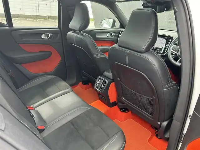 ボルボ ＸＣ４０ T4 AWD Rデザイン 道東・釧路十勝 2020(令2)年 6.3万km クリスタルホワイトP/ブラック アダプティブクルーズコントロール/レーンキーピングエイド/サンルーフ/純正HDDナビ/TV/BT/USB/ハーフレザー/シートヒーター/メモリ付きパワーシート/パワーバックドア/フットトランクオープナー/フロント/バックカメラ/harman/kardon/革巻ステアリング/ヒーター/リモコン/純正ドライブレコーダー(前後)/純正19インチAW/ETC/LEDヘッドライト/オートライト/フロント/リアフォグライト