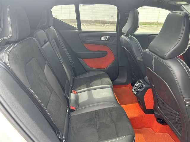 ボルボ ＸＣ４０ T4 AWD Rデザイン 道東・釧路十勝 2020(令2)年 6.3万km クリスタルホワイトP/ブラック アダプティブクルーズコントロール/レーンキーピングエイド/サンルーフ/純正HDDナビ/TV/BT/USB/ハーフレザー/シートヒーター/メモリ付きパワーシート/パワーバックドア/フットトランクオープナー/フロント/バックカメラ/harman/kardon/革巻ステアリング/ヒーター/リモコン/純正ドライブレコーダー(前後)/純正19インチAW/ETC/LEDヘッドライト/オートライト/フロント/リアフォグライト