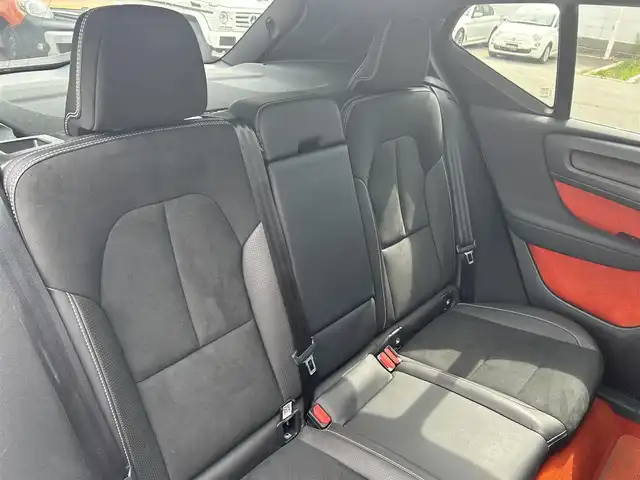 ボルボ ＸＣ４０ T4 AWD Rデザイン 道東・釧路十勝 2020(令2)年 6.3万km クリスタルホワイトP/ブラック アダプティブクルーズコントロール/レーンキーピングエイド/サンルーフ/純正HDDナビ/TV/BT/USB/ハーフレザー/シートヒーター/メモリ付きパワーシート/パワーバックドア/フットトランクオープナー/フロント/バックカメラ/harman/kardon/革巻ステアリング/ヒーター/リモコン/純正ドライブレコーダー(前後)/純正19インチAW/ETC/LEDヘッドライト/オートライト/フロント/リアフォグライト