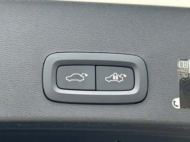 ボルボ ＸＣ４０ T4 AWD Rデザイン 道東・釧路十勝 2020(令2)年 6.3万km クリスタルホワイトP/ブラック アダプティブクルーズコントロール/レーンキーピングエイド/サンルーフ/純正HDDナビ/TV/BT/USB/ハーフレザー/シートヒーター/メモリ付きパワーシート/パワーバックドア/フットトランクオープナー/フロント/バックカメラ/harman/kardon/革巻ステアリング/ヒーター/リモコン/純正ドライブレコーダー(前後)/純正19インチAW/ETC/LEDヘッドライト/オートライト/フロント/リアフォグライト