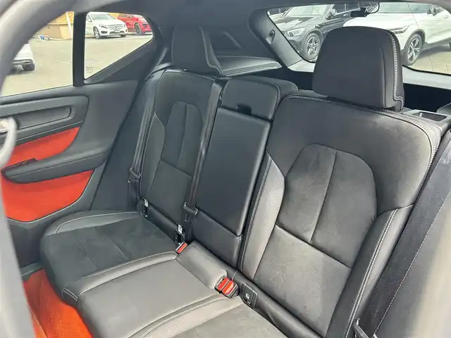 ボルボ ＸＣ４０ T4 AWD Rデザイン 道東・釧路十勝 2020(令2)年 6.3万km クリスタルホワイトP/ブラック アダプティブクルーズコントロール/レーンキーピングエイド/サンルーフ/純正HDDナビ/TV/BT/USB/ハーフレザー/シートヒーター/メモリ付きパワーシート/パワーバックドア/フットトランクオープナー/フロント/バックカメラ/harman/kardon/革巻ステアリング/ヒーター/リモコン/純正ドライブレコーダー(前後)/純正19インチAW/ETC/LEDヘッドライト/オートライト/フロント/リアフォグライト