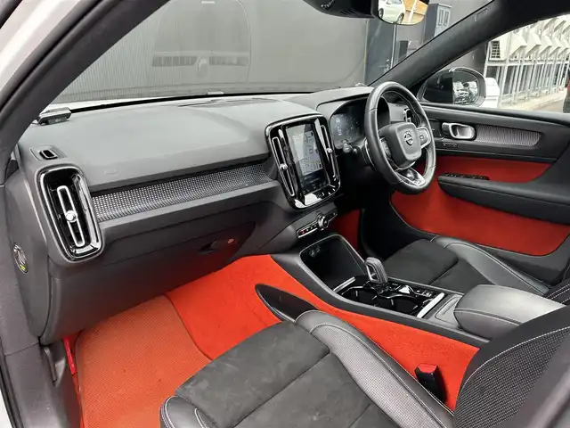ボルボ ＸＣ４０ T4 AWD Rデザイン 道東・釧路十勝 2020(令2)年 6.3万km クリスタルホワイトP/ブラック アダプティブクルーズコントロール/レーンキーピングエイド/サンルーフ/純正HDDナビ/TV/BT/USB/ハーフレザー/シートヒーター/メモリ付きパワーシート/パワーバックドア/フットトランクオープナー/フロント/バックカメラ/harman/kardon/革巻ステアリング/ヒーター/リモコン/純正ドライブレコーダー(前後)/純正19インチAW/ETC/LEDヘッドライト/オートライト/フロント/リアフォグライト