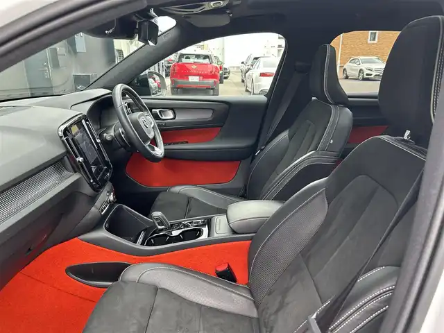ボルボ ＸＣ４０ T4 AWD Rデザイン 道東・釧路十勝 2020(令2)年 6.3万km クリスタルホワイトP/ブラック アダプティブクルーズコントロール/レーンキーピングエイド/サンルーフ/純正HDDナビ/TV/BT/USB/ハーフレザー/シートヒーター/メモリ付きパワーシート/パワーバックドア/フットトランクオープナー/フロント/バックカメラ/harman/kardon/革巻ステアリング/ヒーター/リモコン/純正ドライブレコーダー(前後)/純正19インチAW/ETC/LEDヘッドライト/オートライト/フロント/リアフォグライト