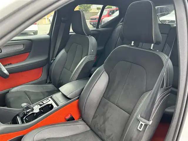 ボルボ ＸＣ４０ T4 AWD Rデザイン 道東・釧路十勝 2020(令2)年 6.3万km クリスタルホワイトP/ブラック アダプティブクルーズコントロール/レーンキーピングエイド/サンルーフ/純正HDDナビ/TV/BT/USB/ハーフレザー/シートヒーター/メモリ付きパワーシート/パワーバックドア/フットトランクオープナー/フロント/バックカメラ/harman/kardon/革巻ステアリング/ヒーター/リモコン/純正ドライブレコーダー(前後)/純正19インチAW/ETC/LEDヘッドライト/オートライト/フロント/リアフォグライト