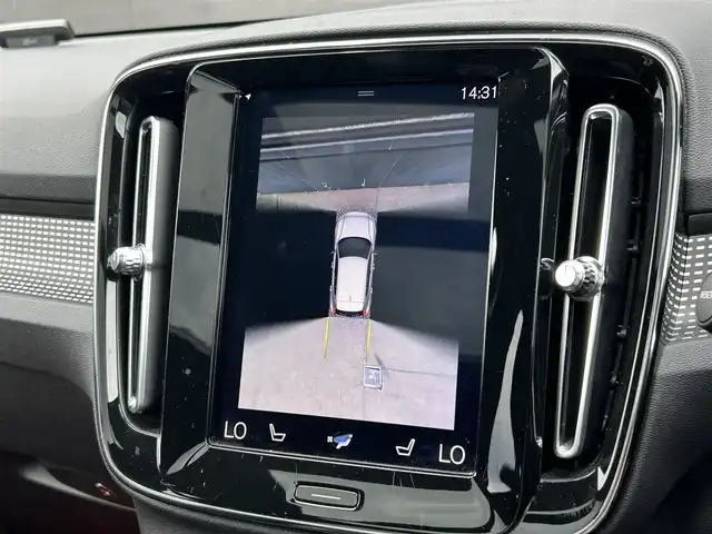 ボルボ ＸＣ４０ T4 AWD Rデザイン 道東・釧路十勝 2020(令2)年 6.3万km クリスタルホワイトP/ブラック アダプティブクルーズコントロール/レーンキーピングエイド/サンルーフ/純正HDDナビ/TV/BT/USB/ハーフレザー/シートヒーター/メモリ付きパワーシート/パワーバックドア/フットトランクオープナー/フロント/バックカメラ/harman/kardon/革巻ステアリング/ヒーター/リモコン/純正ドライブレコーダー(前後)/純正19インチAW/ETC/LEDヘッドライト/オートライト/フロント/リアフォグライト