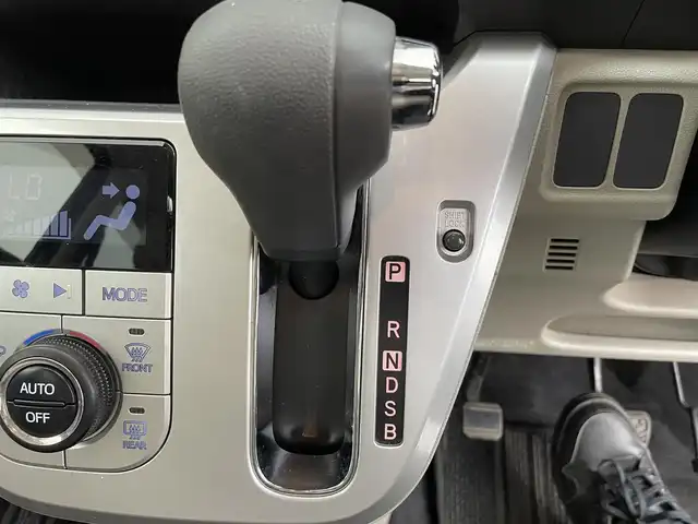 ダイハツ キャスト スタイル X SAⅡ 道央・札幌 2015(平27)年 3.2万km ブラックマイカメタリック ・４WD/・純正メモリナビ/・CD/DVD/BT/USB/SD/フルセグ/・バックカメラ/・スマートアシストII/・先行車発進お知らせ機能/・誤発進抑制機能/・衝突軽減ブレーキ/・アイドリングストップ/・後方コーナーセンサー/・純正フロアマット/・ハロゲンヘッドライト/・オートライト/・ヘッドライトレベライザー/・オートリトラクタブルドアミラー/・ステアリングスイッチ/・スマートキー/・スペアキー/・プッシュスタート/・純正エンジンスターター