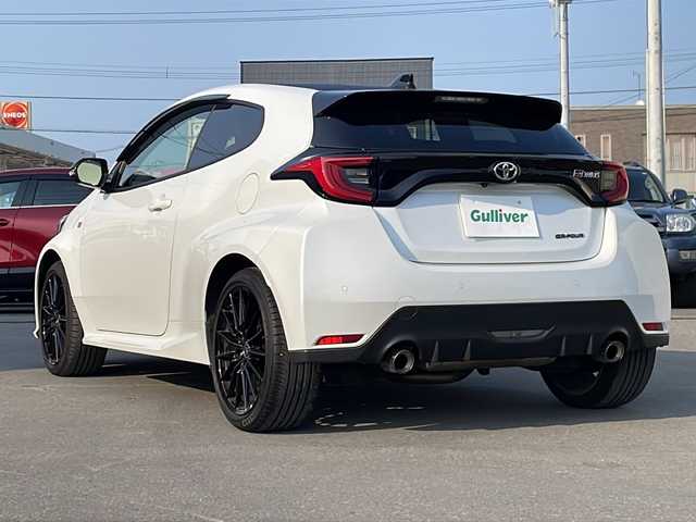 トヨタ ＧＲヤリス RZ 道北・旭川 2021(令3)年 1.7万km プラチナホワイトパールマイカ ・4WD/・禁煙車/・カーボン調ルーフ/・純正ディスプレイオーディオナビ/ BT/USB/・バックカメラ/・トヨタセーフティセンス/・PCS/・ACC/・LTA/・BSM/・RCTA/・RSA/・HUD/・クリアランスソナー /・アイドリングストップ/・オートハイビーム/・オートライト/・LEDヘッドライト/・フォグライト/・ライトレベライザー /・前後ドライブレコーダー/・ビルトインETC2.0/・オートリトラミラー /・オートワイパー/・純正フロアマット/・ドアバイザー/・アルミペダル/・純正ENKEI製18インチアルミホイール