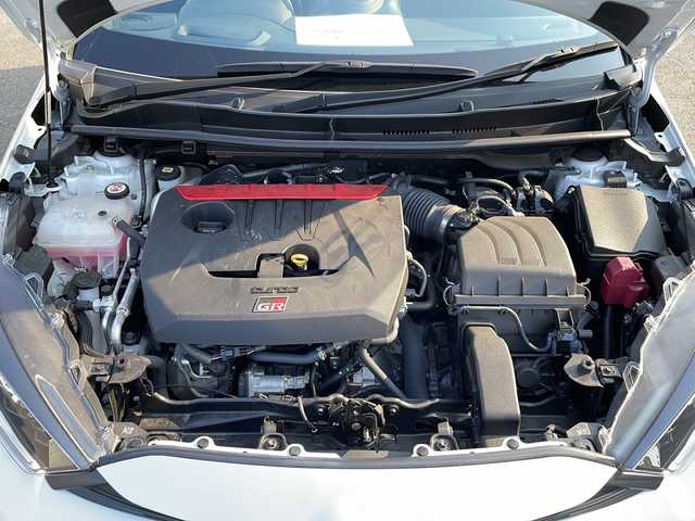 トヨタ ＧＲヤリス RZ 道北・旭川 2021(令3)年 1.7万km プラチナホワイトパールマイカ ・4WD/・禁煙車/・カーボン調ルーフ/・純正ディスプレイオーディオナビ/ BT/USB/・バックカメラ/・トヨタセーフティセンス/・PCS/・ACC/・LTA/・BSM/・RCTA/・RSA/・HUD/・クリアランスソナー /・アイドリングストップ/・オートハイビーム/・オートライト/・LEDヘッドライト/・フォグライト/・ライトレベライザー /・前後ドライブレコーダー/・ビルトインETC2.0/・オートリトラミラー /・オートワイパー/・純正フロアマット/・ドアバイザー/・アルミペダル/・純正ENKEI製18インチアルミホイール